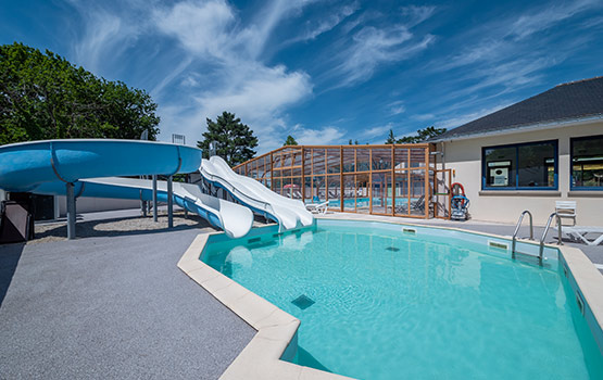 Piscine avec toboggan