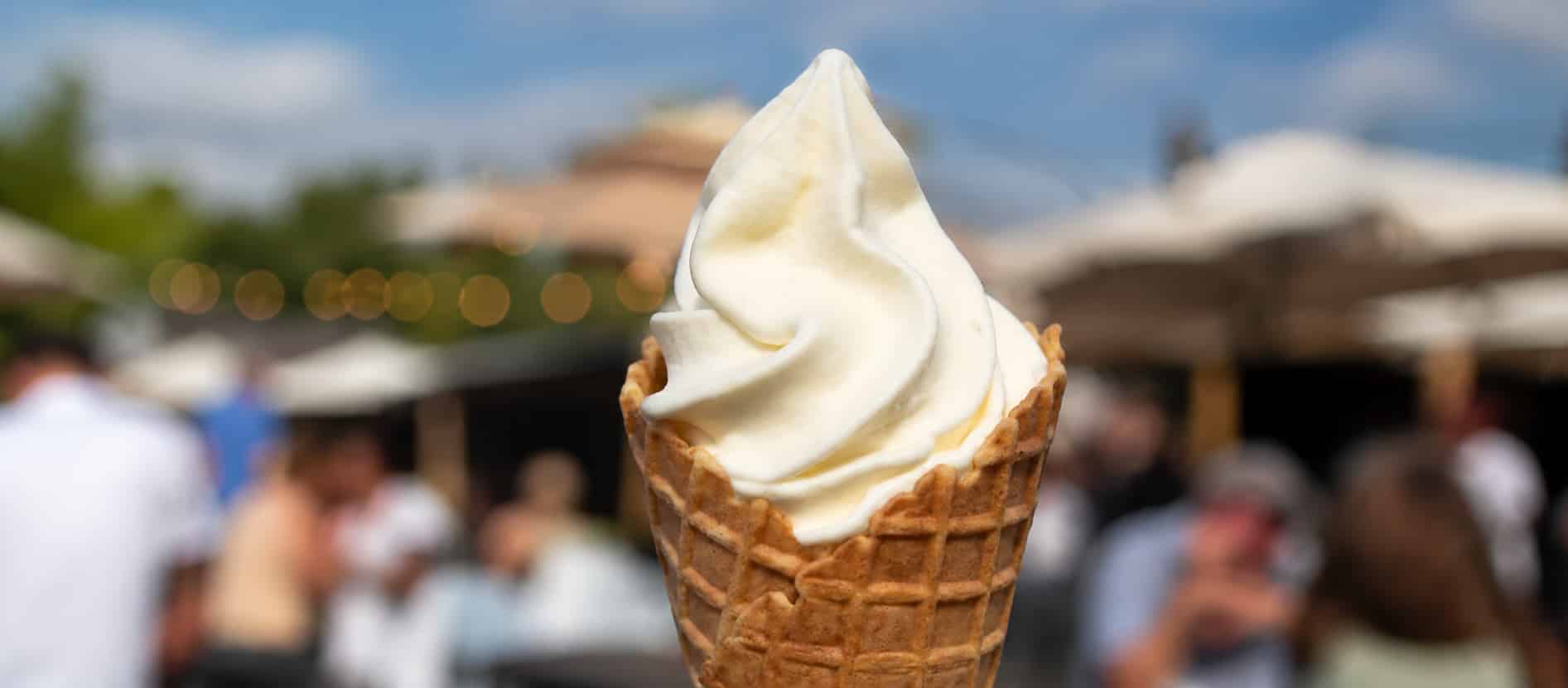 Glace artisanale bretonne en main