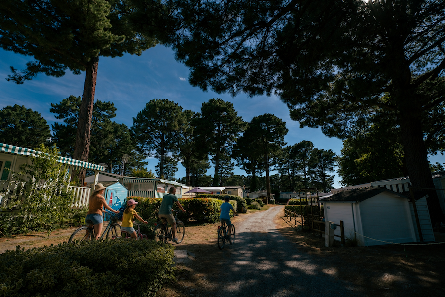Famille à vélo au camping d’Arvor avant la voie verte à Vannes