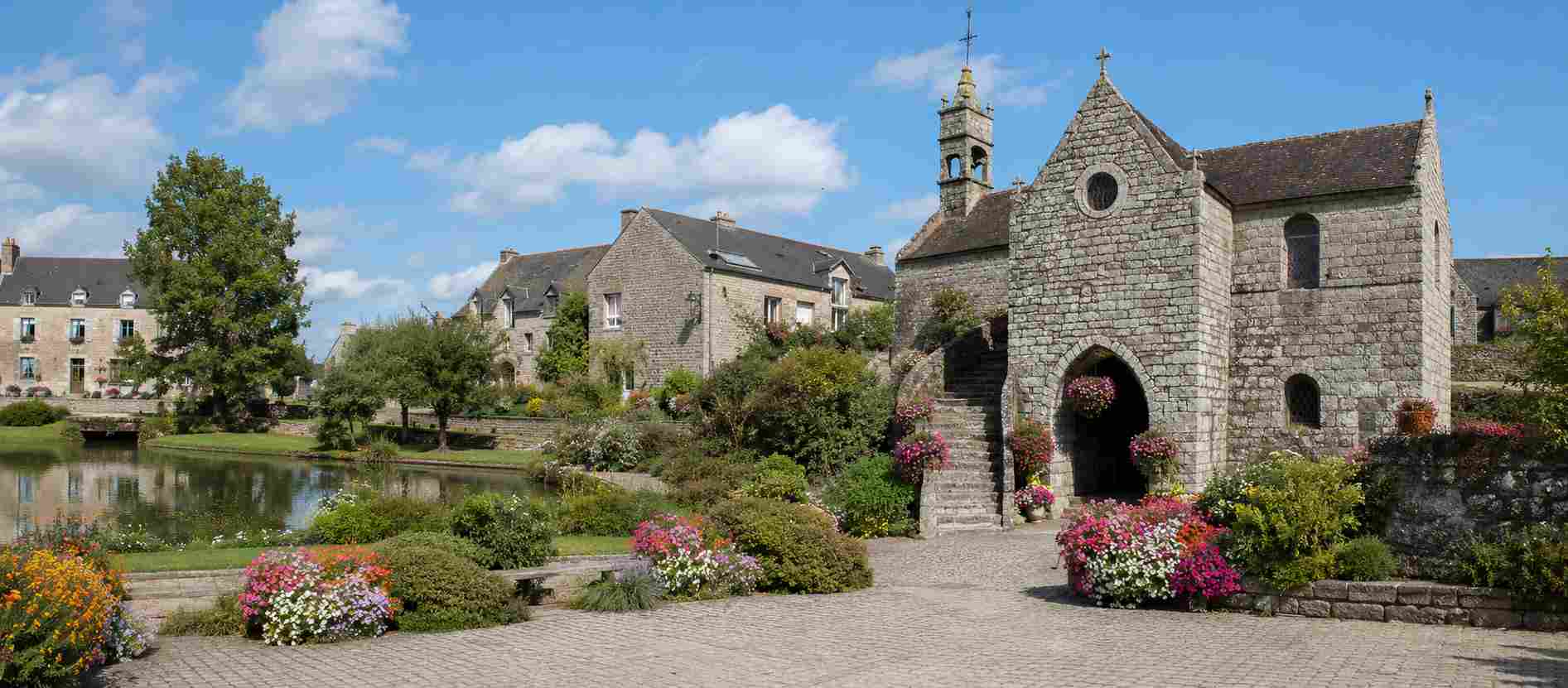chapelle et jardins fleuris du village de la Vraie-Croix